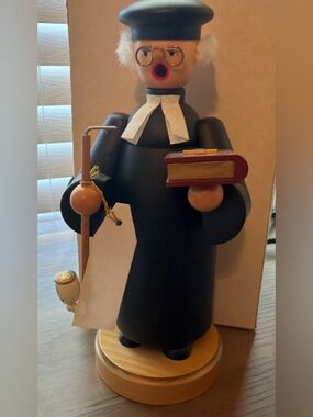 ECHT ERZGEBIRGISCHE PFARRER JUDGE CARVED WOOD SMOKER SMOKING MAN GERMANY